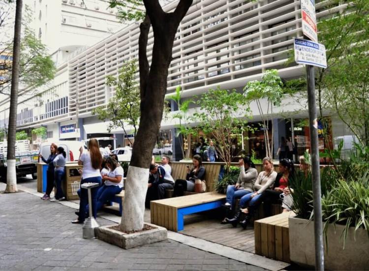 Parklet en Sao Paulo, 2014, EMBARQ Brasil, publicado por transecto (https://transecto.com/2020/10/los-parklets-un-estacionamiento-para-la-gente/)