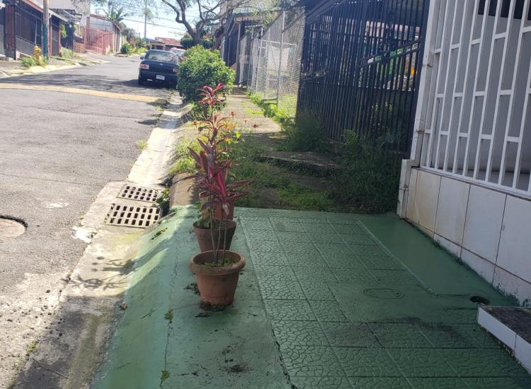 Jardín en aceras, Linda Vista, Zapote. © GIZ