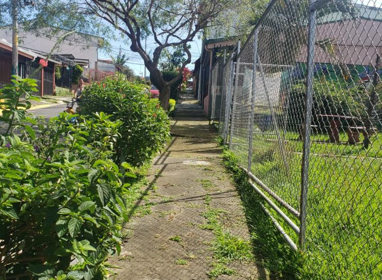Jardín en aceras, Linda Vista, Zapote. © GIZ