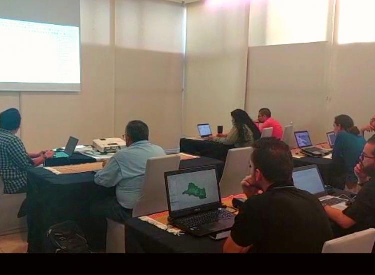 Técnicos de instituciones públicas y sector privado se capacitación en uso del Atlas Verde